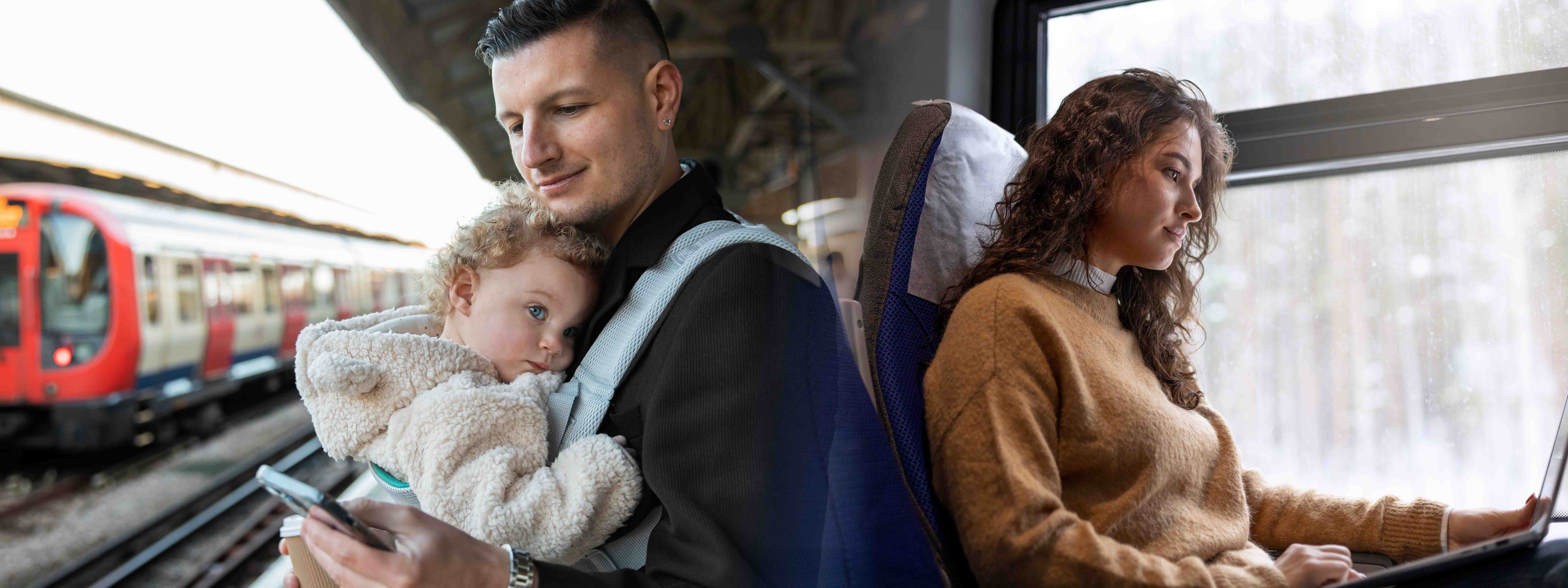 Reizigers in het openbaar vervoer: een vader met kind op het perron en een vrouw die in de trein uit het raam kijkt.
