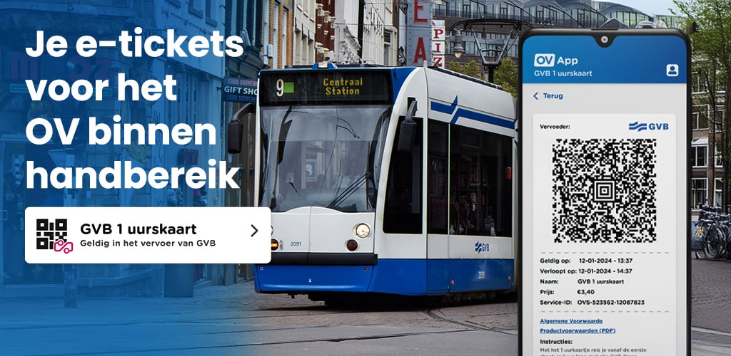 GVB tram in Amsterdam met een telefoon waarop een OVapp e-ticket wordt getoond – je e-tickets voor het openbaar vervoer direct binnen handbereik.